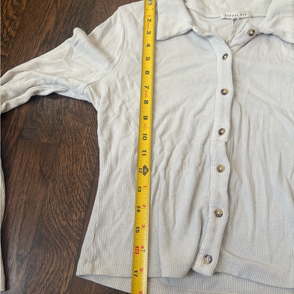 Copper key white button down top - Picture 4 of 5